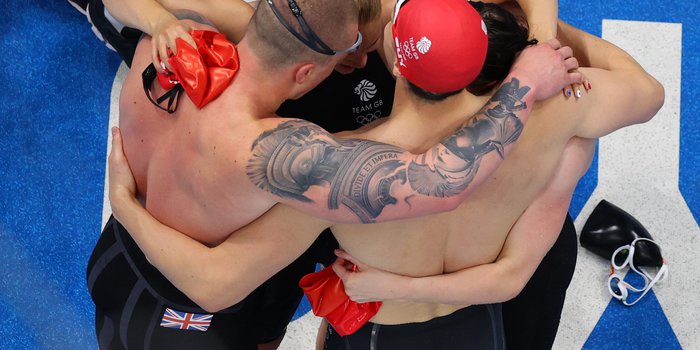 Mixed 4x100m Medley Relay GOLD huddle team shot Tokyo 2020